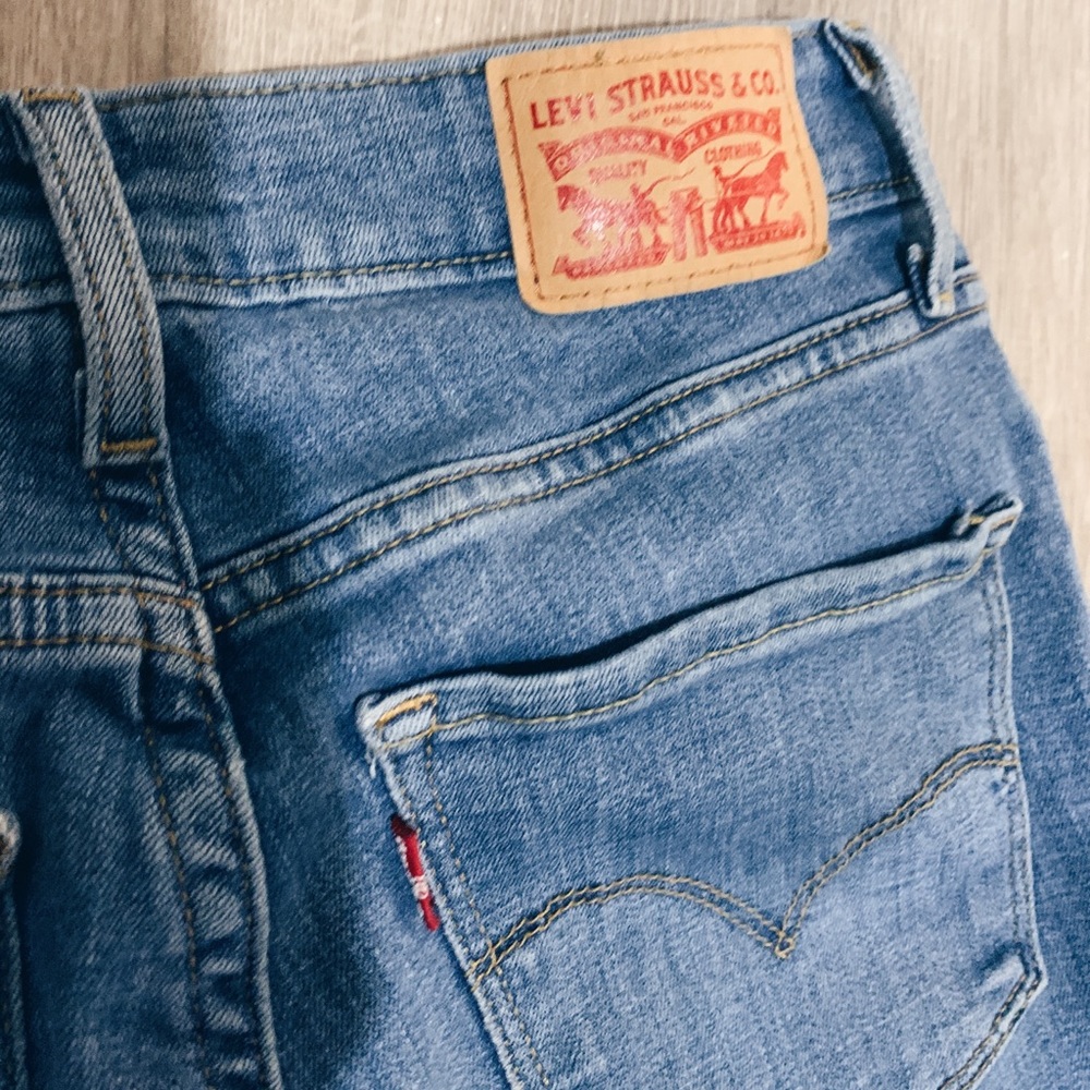 ✨ LEVI JEANS ✨ - Picture 3 of 4